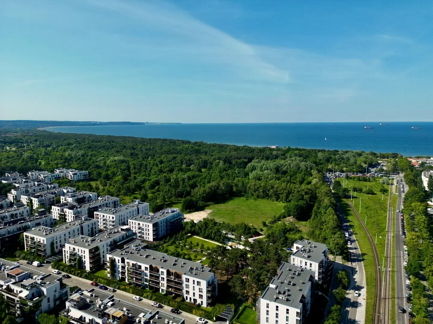 Nadmorska część Gdańska z lotu ptaka – park, plaża i Zatoka Gdańska