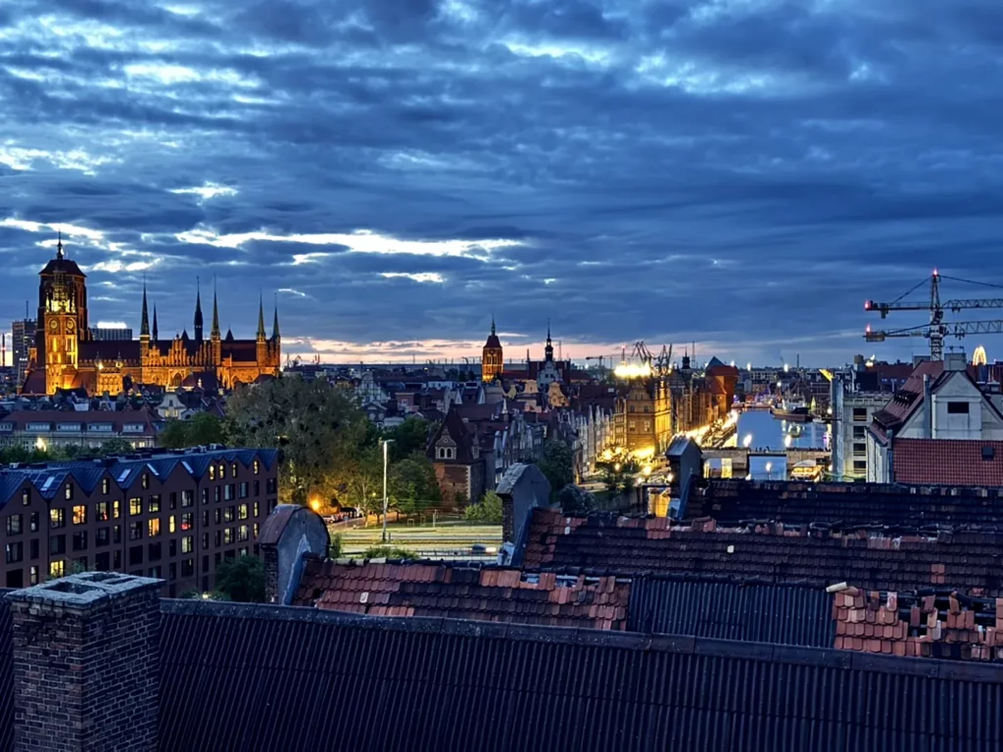 Główne Miasto w Gdańsku o zmierzchu – panorama ponad dachami