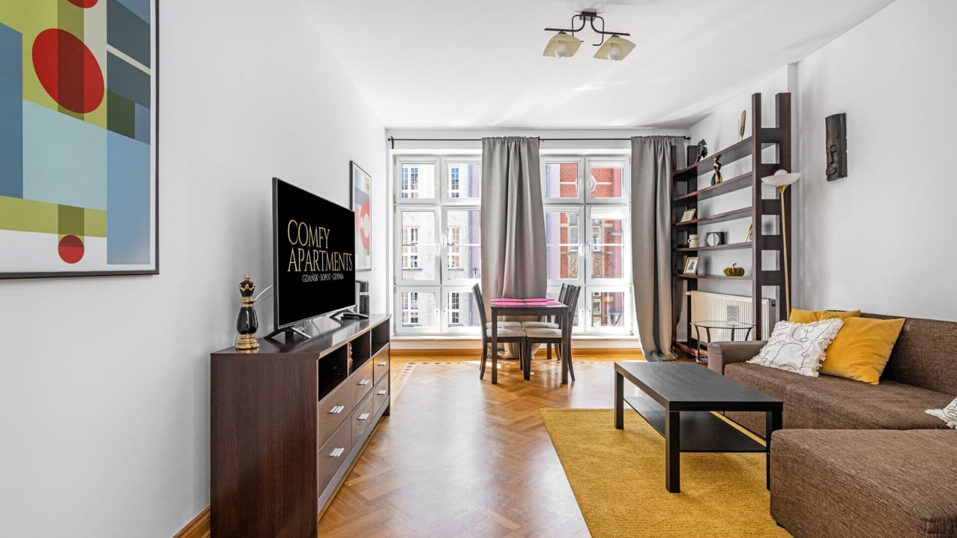 Salon apartamentu Długa 59 Deptak z oknami na ulicę Długą w Gdańsku