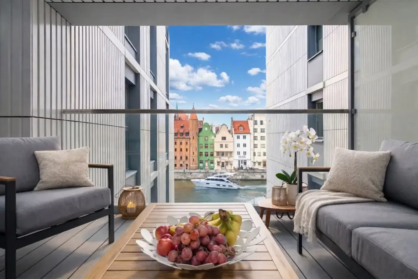 Taras apartamentu Granaria nad Motławą w Gdańsku zarządzanego przez Comfy