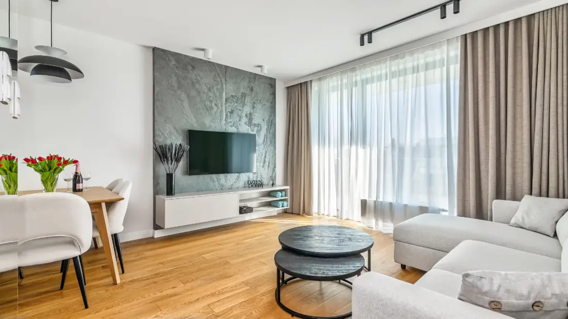 Salon apartamentu Okrzei DeLux w Sopocie przygotowany do najmu krótkoterminowego
