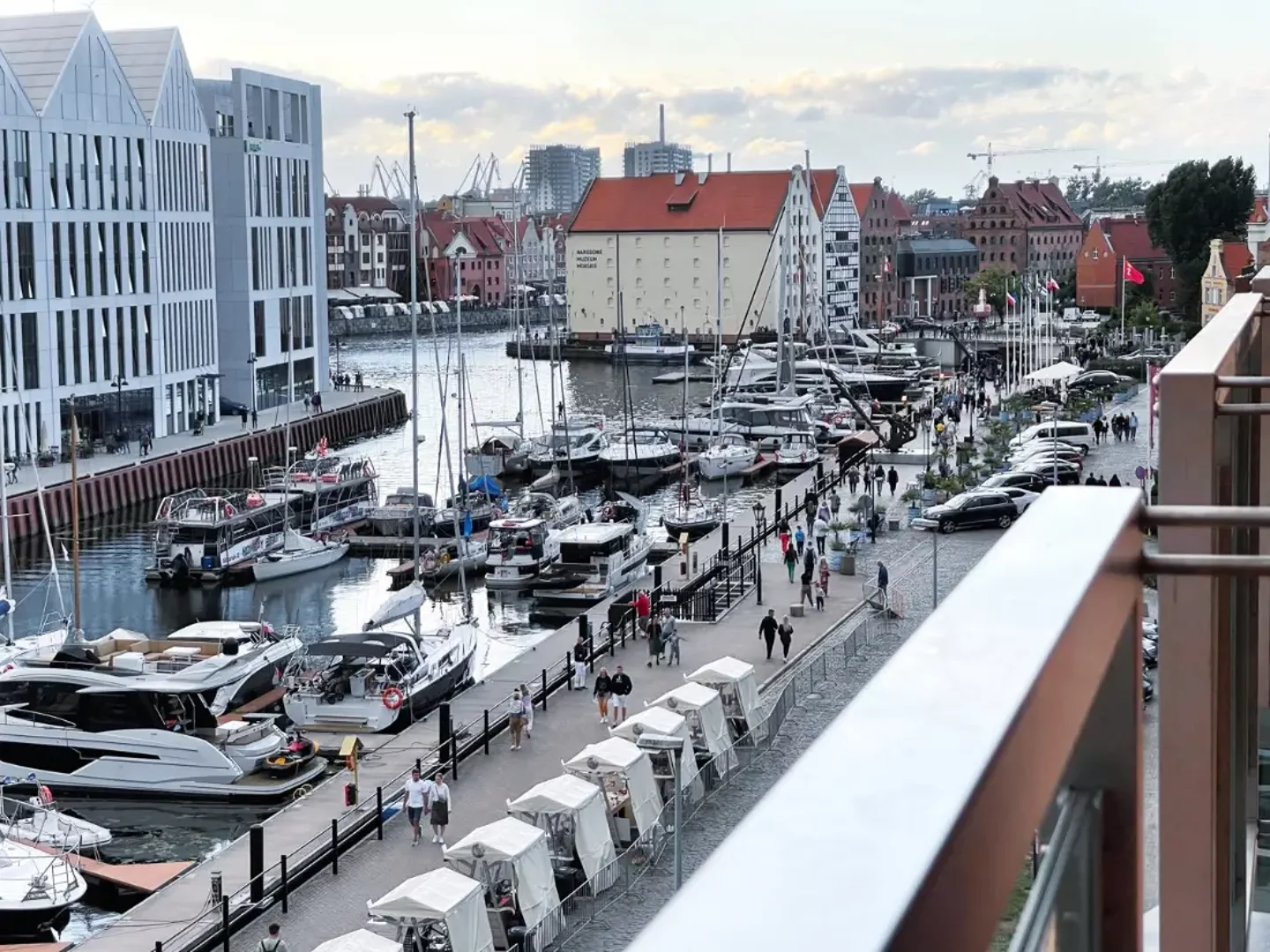 Widok z apartamentu Waterlane w Gdańsku na marinę i Motławę – apartament zarządzany przez Comfy